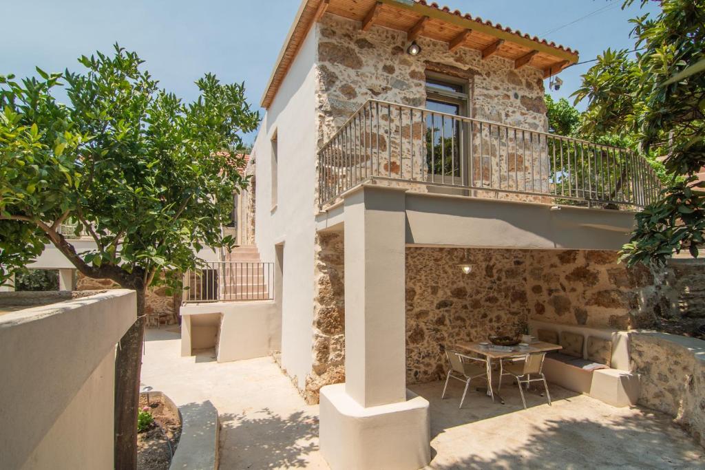 En balkon eller terrasse på Το Ρόδι Voutas Cottage house