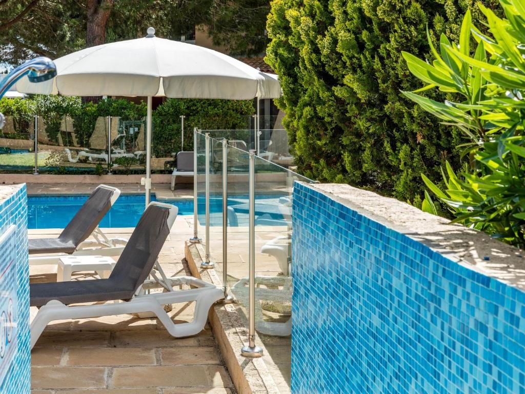 Bazén v ubytování Artemia Aigues-Mortes - Hotel avec piscine nebo v jeho okolí