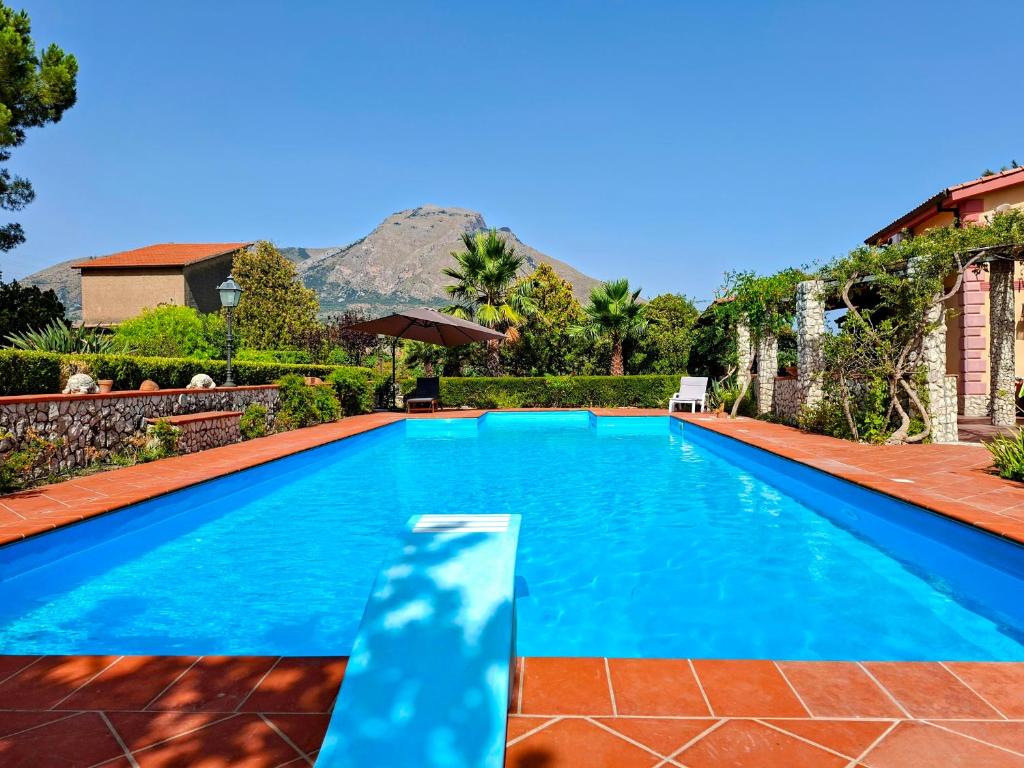 Una piscina azul con una montaña al fondo en Villa Romeijn, en Cerda