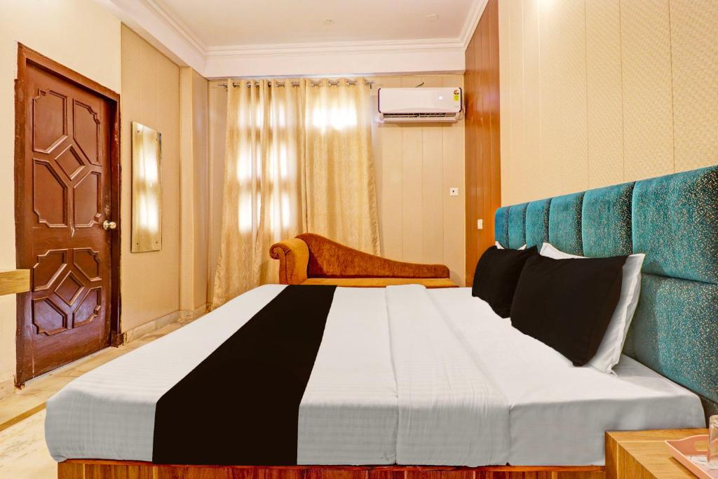 Postel nebo postele na pokoji v ubytování Hotel O Dolphin