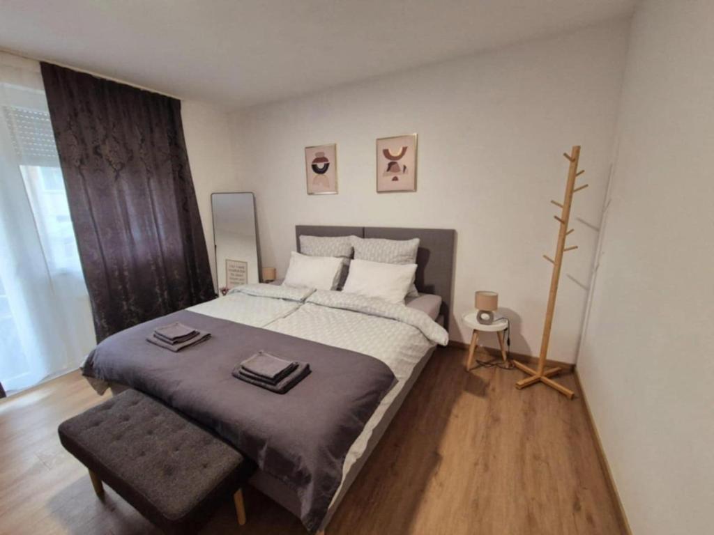 een slaapkamer met een groot bed en een stoel bij Ferienwohnung Aurelia in Bad Reichenhall