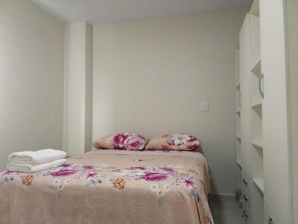 una camera da letto con un letto con cuscini di Condominio Norte a Santa Cruz de la Sierra