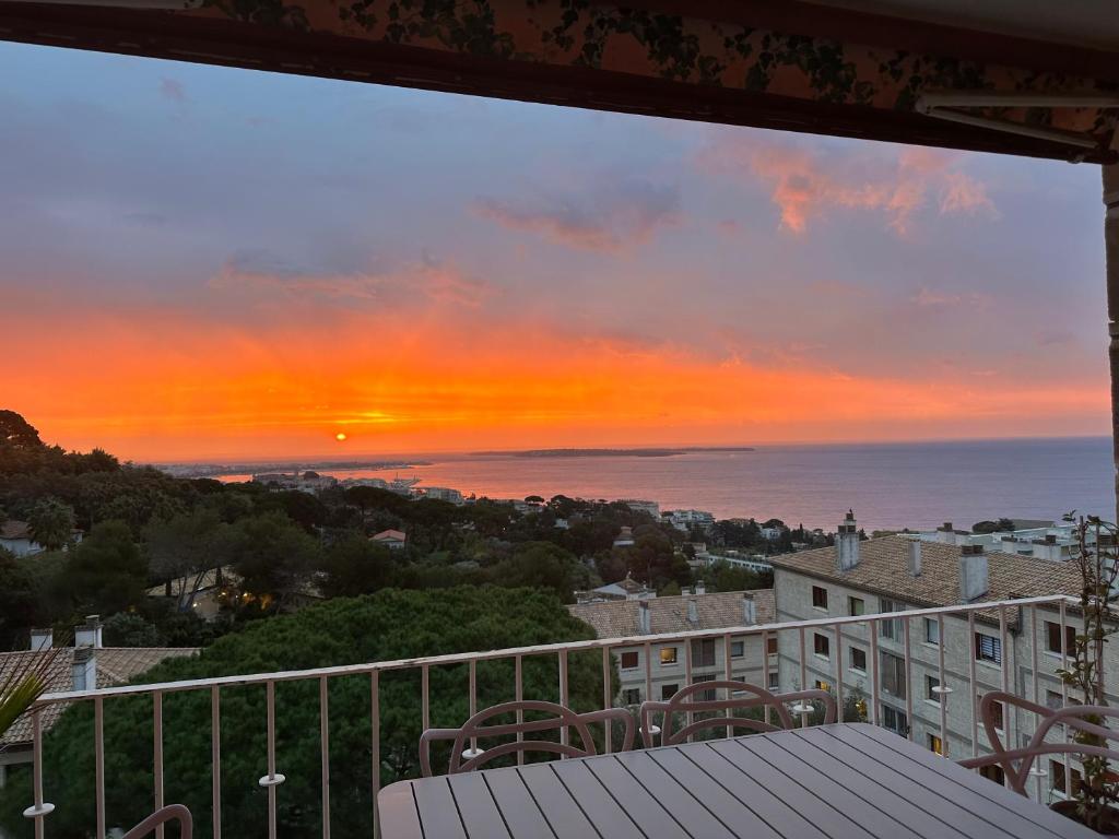 desde el balcón de un apartamento en condominio en Grand appartement avec vue mer imprenable et panoramique, en Cannes