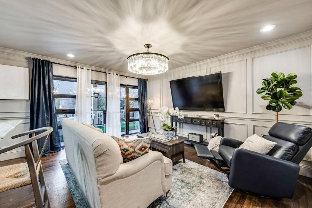 Μια τηλεόραση ή/και κέντρο ψυχαγωγίας στο Lovely 1-br Condo W Hot Tub & Patio Pool Access