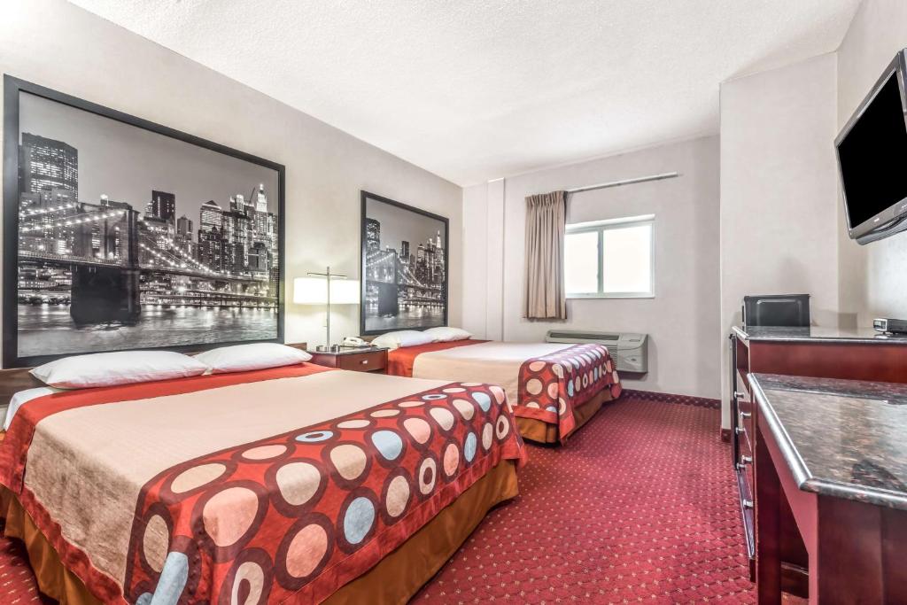 Super 8 by Wyndham North Bergen NJ/NYC Area - Queen Room With Two Queen Beds - Non-Smoking