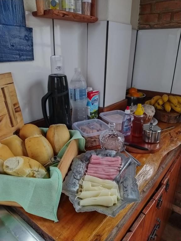 un piano di lavoro con formaggio e pane sopra di Pousada Casarão Cruzilia a Cruzília