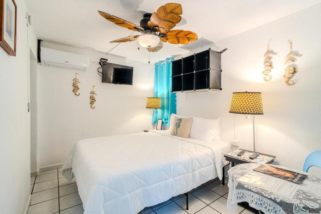 Coconut Palms Inn - Habitación Con Cama Grande Y Vistas Al Jardín
