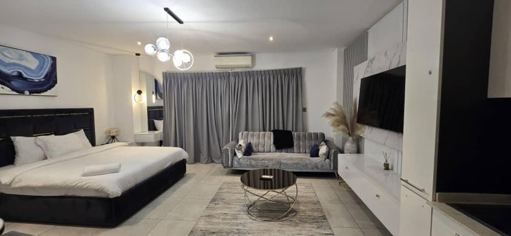 アクラにあるACCRA MODERN HOMES CoZY STUDIO,SIGNATURE APARTMENTのギャラリーの写真