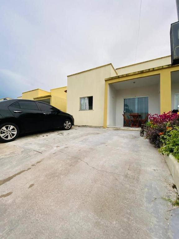 a black car parked in front of a building at Casa para a COP 30 in Castanhal