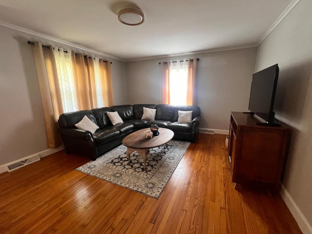 TV/trung tâm giải trí tại Cozy Stay Near DT with Deck and Yard