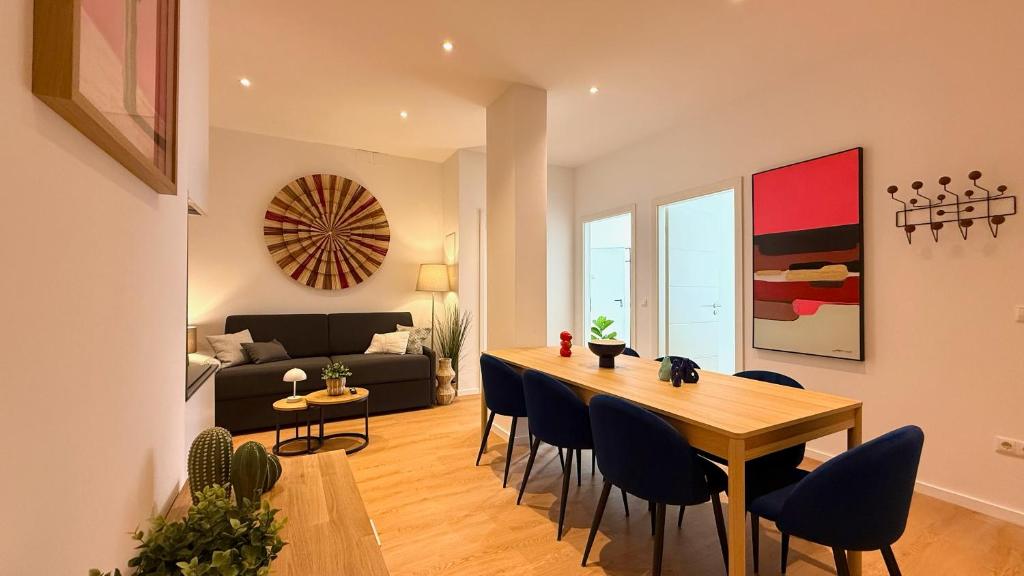 a dining room and living room with a table and chairs at BeckHomes Munich - Stylish Central Apartments in Munich