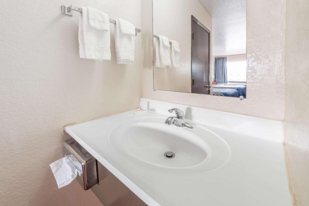 Days Inn by Wyndham Russell - Camera Queen Con 2 Letti Queen-Size - Non Fumatori