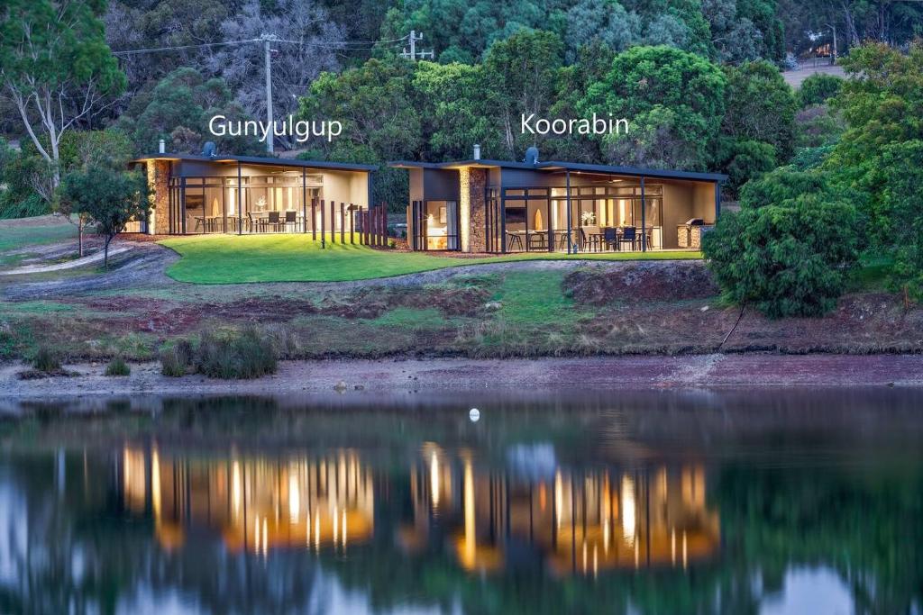 ヤリンガップにあるArtisan Koorabin - Lakeside Luxe Retreat next to Spaの湖畔の家