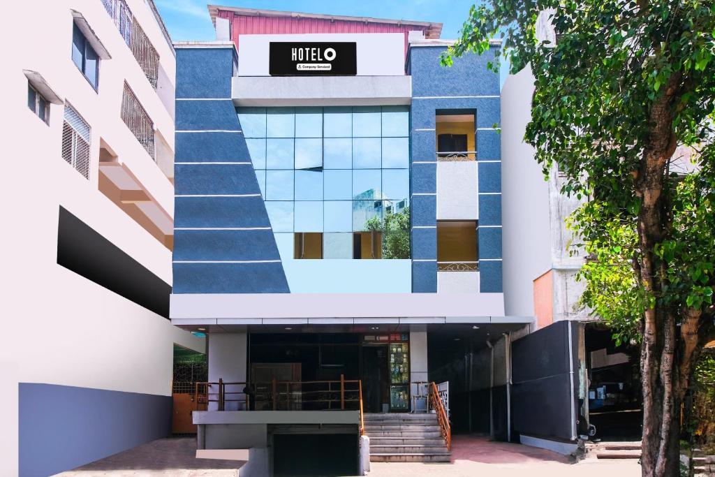 a building with a mitzo sign on it at OYO Hotel O Allipuram Near Railway Station in Visakhapatnam