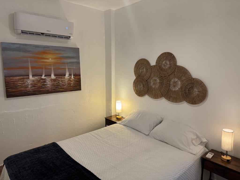 Postel nebo postele na pokoji v ubytování 1st floor terrace Ocean breeze & laughter sleeps 6