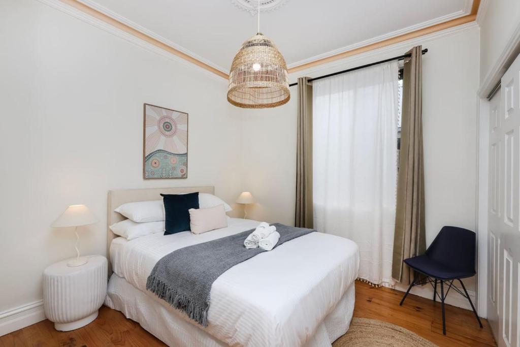 Ένα ή περισσότερα κρεβάτια σε δωμάτιο στο 2BR Family Home - A Charming Yarraville Getaway