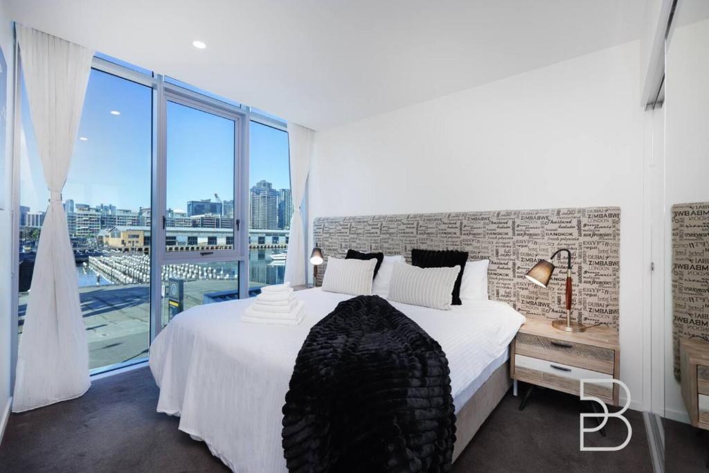 Postel nebo postele na pokoji v ubytování Stylish 2BR Condo Docklands Waterfront