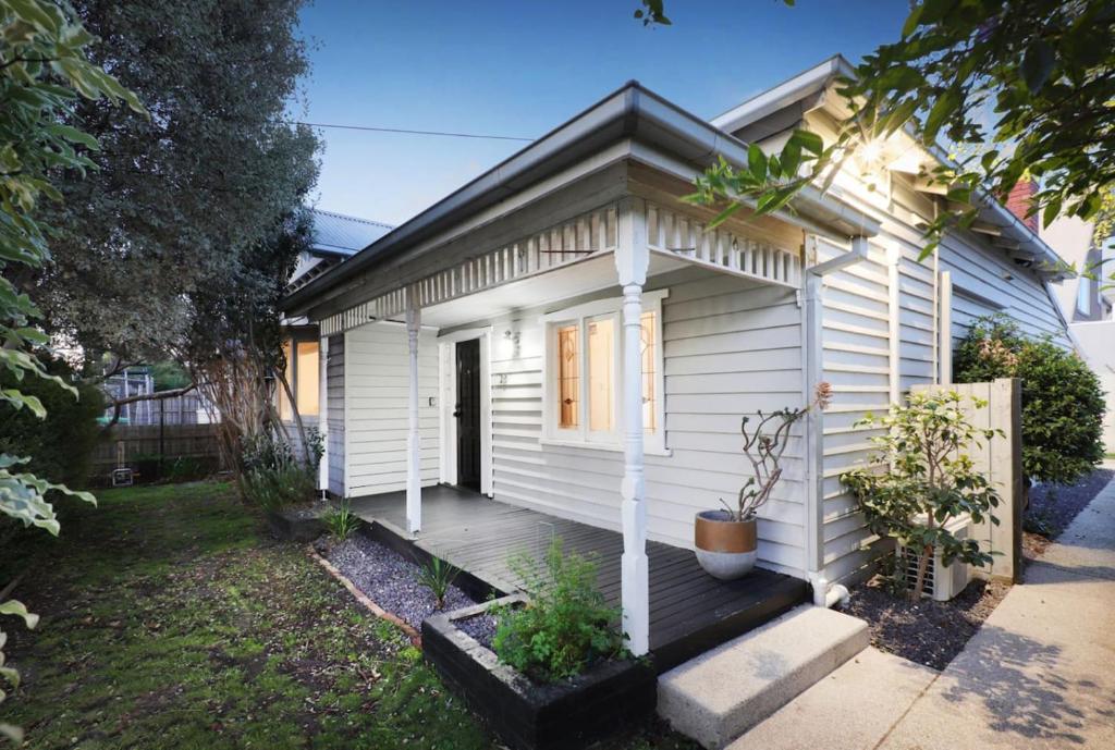 une petite maison blanche avec un porche dans l'établissement Modern 3BR Home - 20 Mins to Melbourne CBD, à Maribyrnong