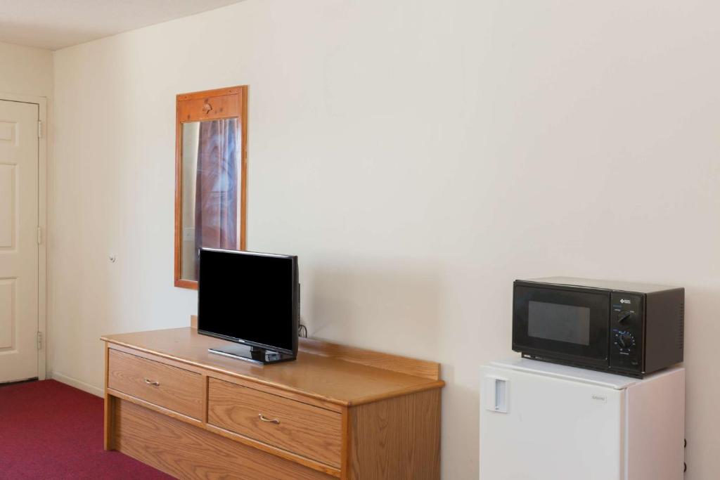 Days Inn by Wyndham Castaic Six Flags Magic Mountain - Queen Room With Two Queen Beds - Non-Smoking