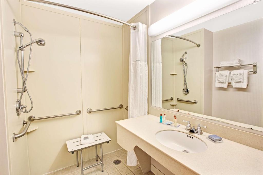 La Quinta Inn & Suites by Wyndham Mooresville - 带浴缸的王室 - 机动性可访问/不吸烟