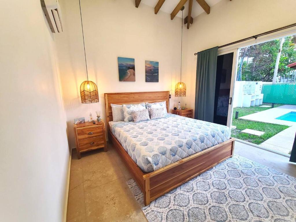 Un dormitorio con una cama y una ventana grande. en Jasibe Oceanside in Amatecampo - Steps to beach - Flexible Checkout, en El Porvenir
