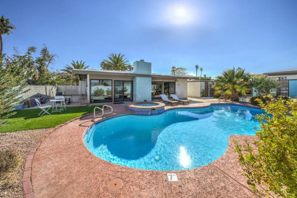una piscina en el patio trasero de una casa en Mid Century Modern near STRIP w Pool King Suite, en Las Vegas