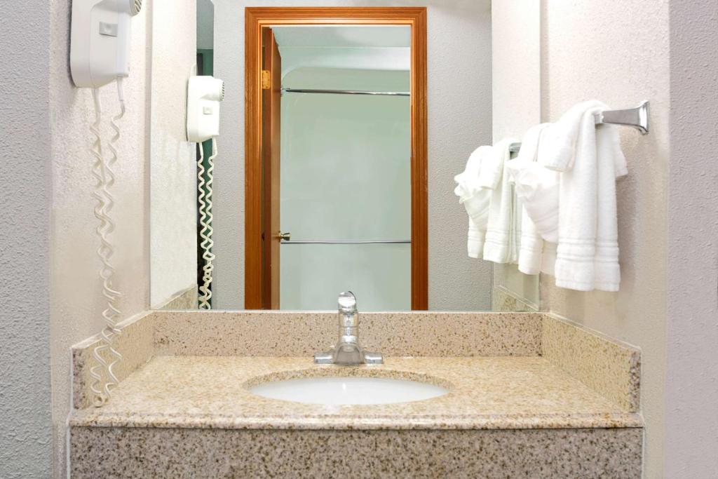 Super 8 by Wyndham Denver Stapleton - King Studio Suite, Non-fumeur