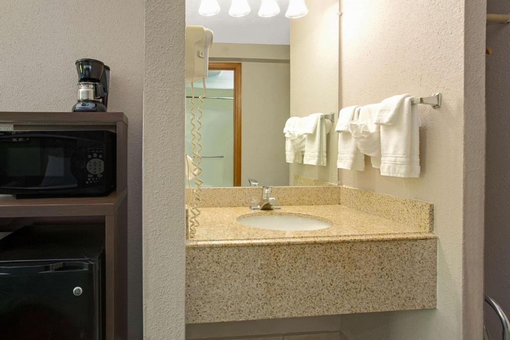 Super 8 by Wyndham Denver Stapleton - Room King - Fumer