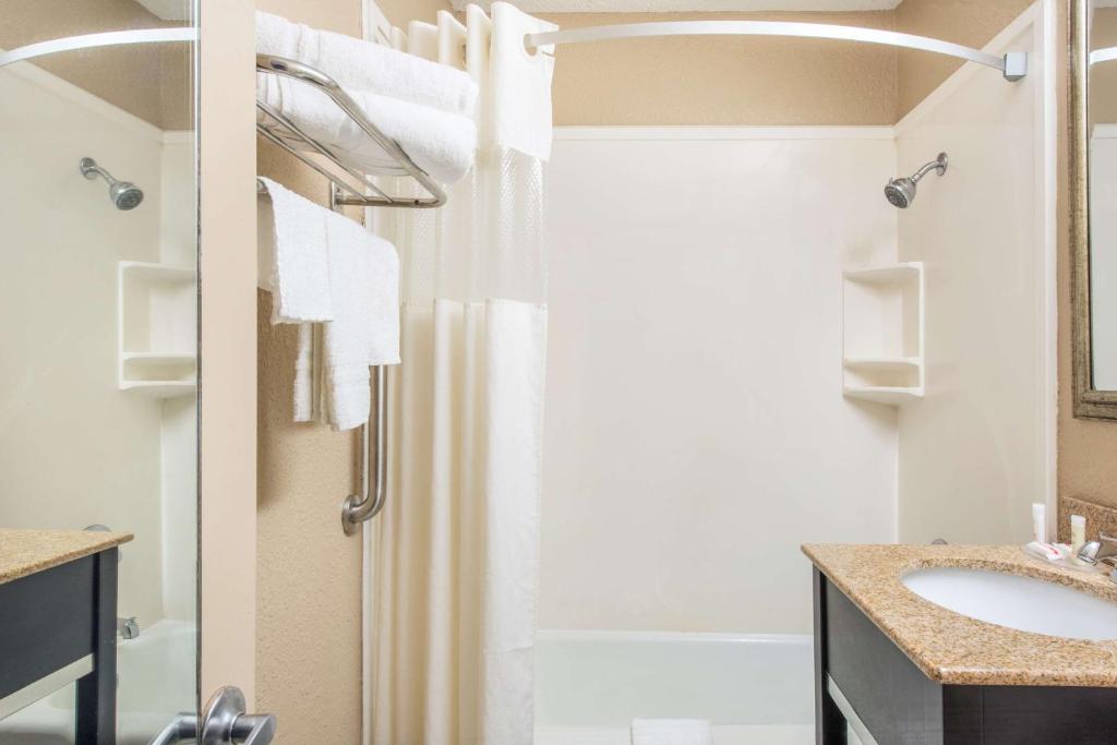 Howard Johnson by Wyndham Historic Lake Charles - King Room -Fofrando
