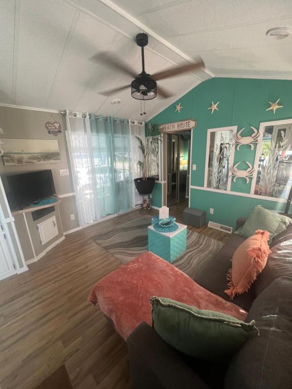 Et opholdsområde på Cozy Private Cottage Only 5 miles from Disney