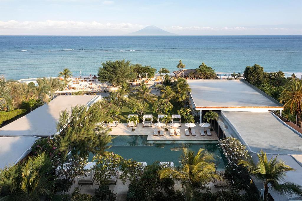 eine Luftaufnahme eines Resorts mit Swimmingpool und Meer in der Unterkunft Cocana Resort Gili Trawangan in Gili Trawangan