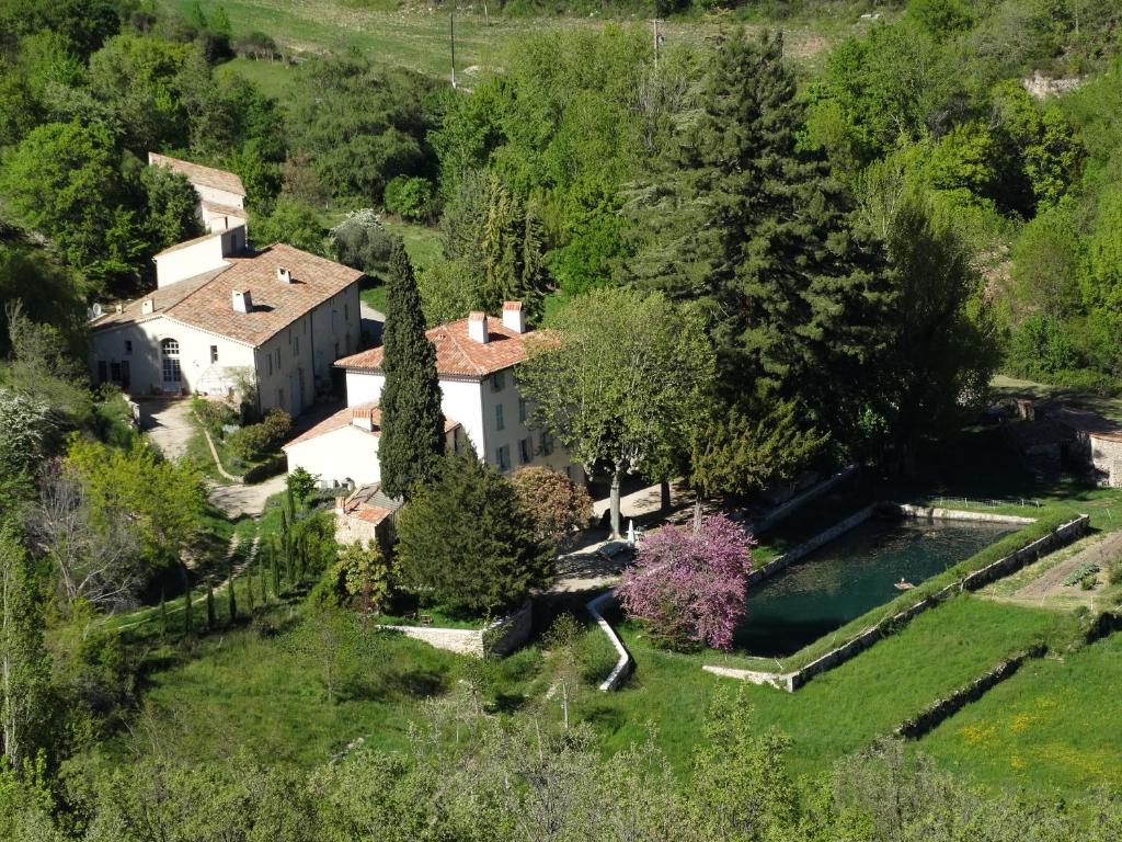 MontferratにあるDomaine de La Magdeleineの庭園付きの家屋の空中風景