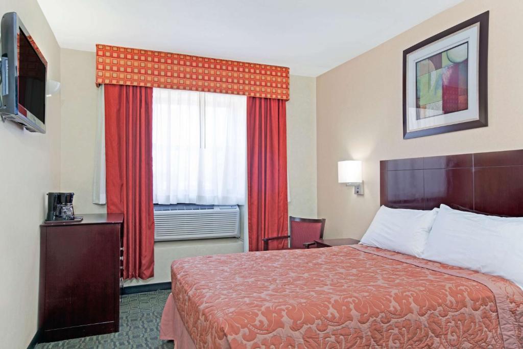 Super 8 by Wyndham Long Island City LGA Hotel - Queen Room - Non-Smoking