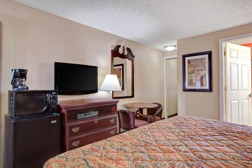 Days Inn by Wyndham Ridgefield NJ - King Room - Non-Smoking