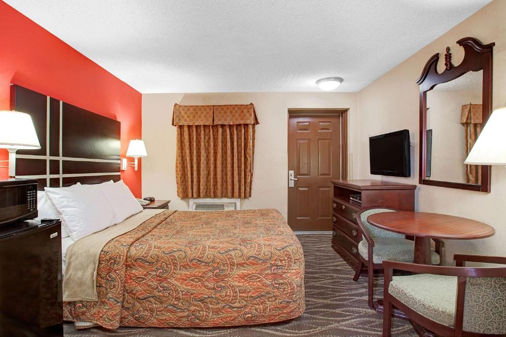 Days Inn by Wyndham Ridgefield NJ - Deluxe King Room - Non-Smoking