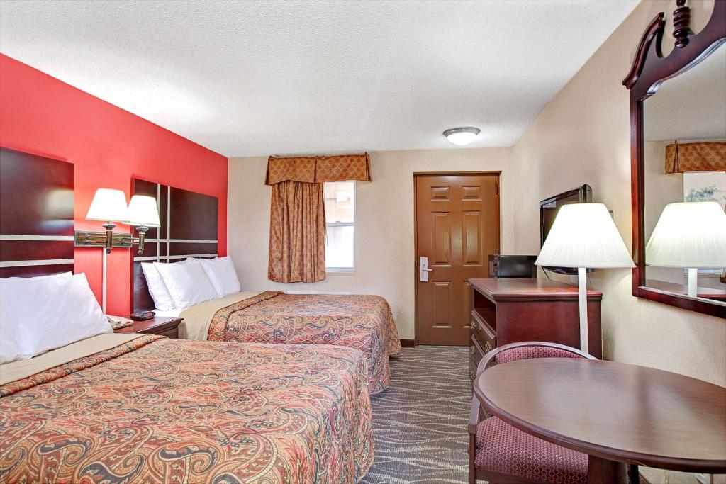 Days Inn by Wyndham Ridgefield NJ - Double Room With Two Double Beds - Smoking