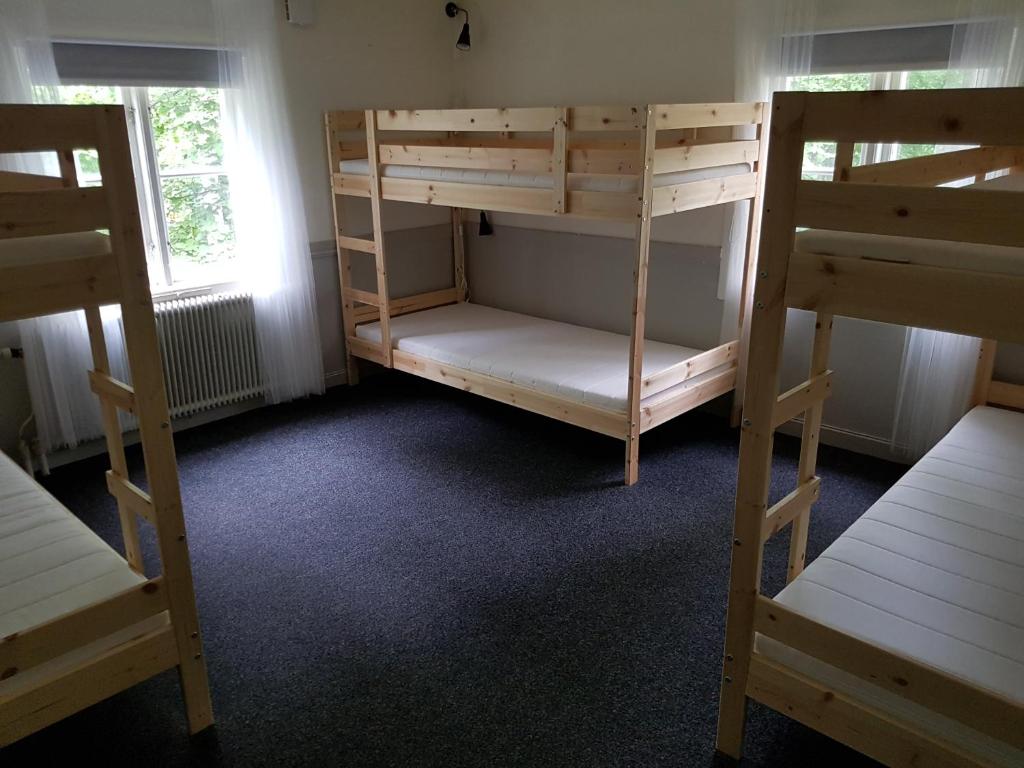 Postel nebo postele na pokoji v ubytování Tranås Vandrarhem