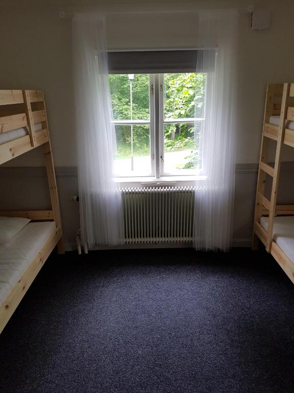 Postel nebo postele na pokoji v ubytování Tranås Vandrarhem