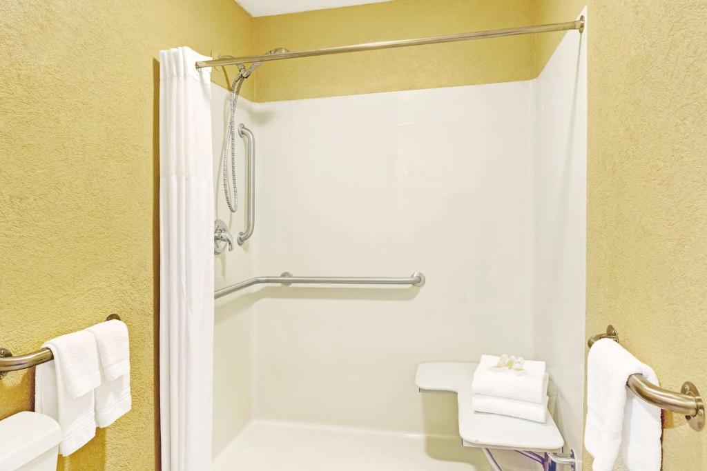 Days Inn by Wyndham Cherokee Near Casino - King Room - Disability Access - Non-Smoking