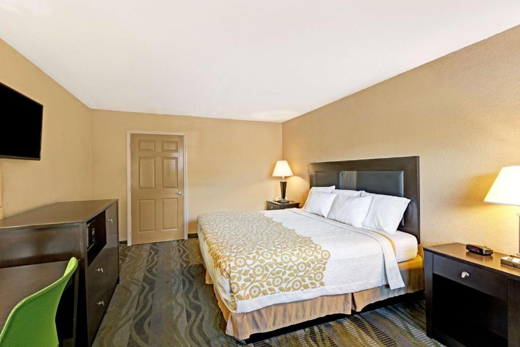 Days Inn by Wyndham Cherokee Near Casino - King Room - Non-Smoking