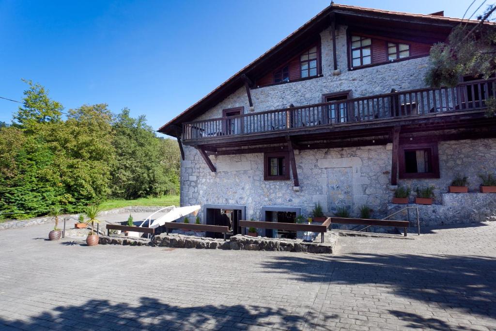 
a house with wooden floors and a wooden roof at Hotel Antsotegi in Etxebarria
