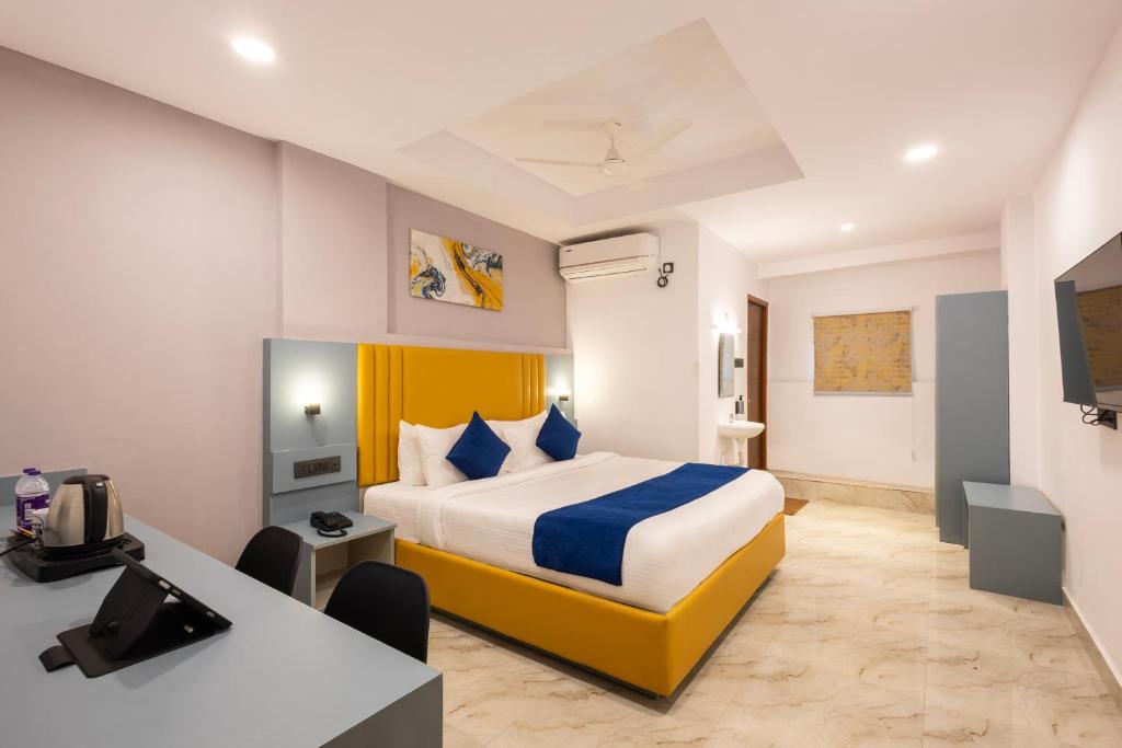 una camera d'albergo con un letto e una scrivania di Hotel Spring Stays Near US Consulate a Hyderabad
