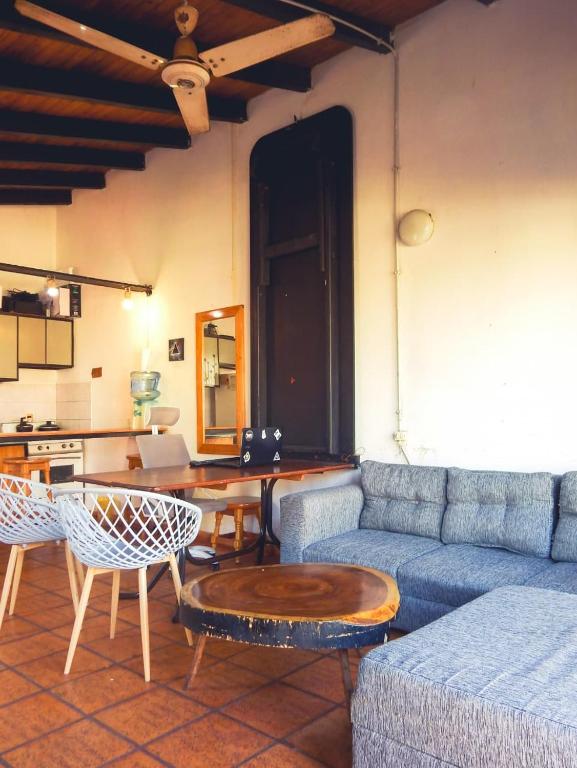 un salon avec un canapé et une table dans l'établissement Depto Terraza & Confort, à Posadas