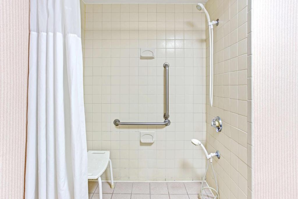 Baymont by Wyndham Murfreesboro - Double Room - Disability Access/Non-Smoking