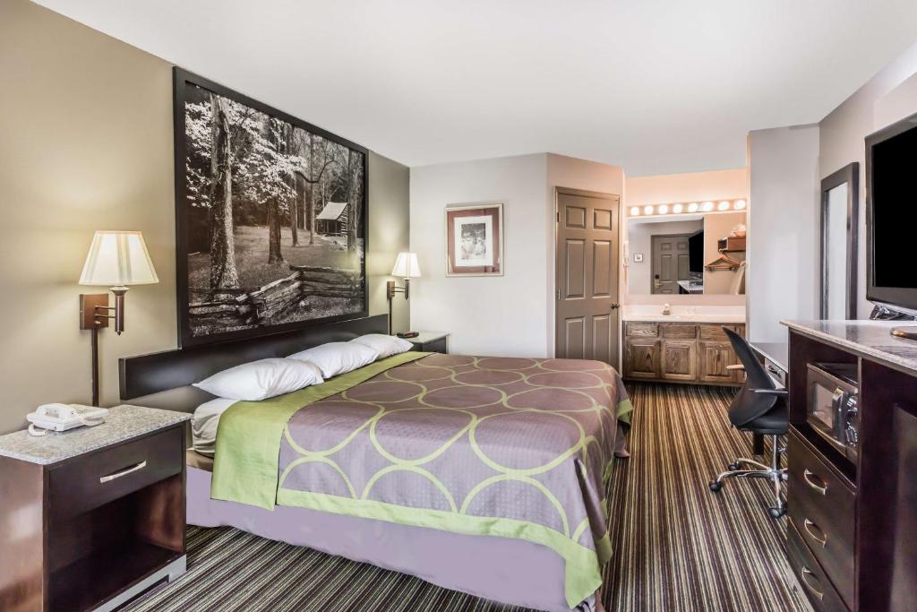 Super 8 by Wyndham Clinton TN - Habitación Con Cama Extragrande - No Fumadores