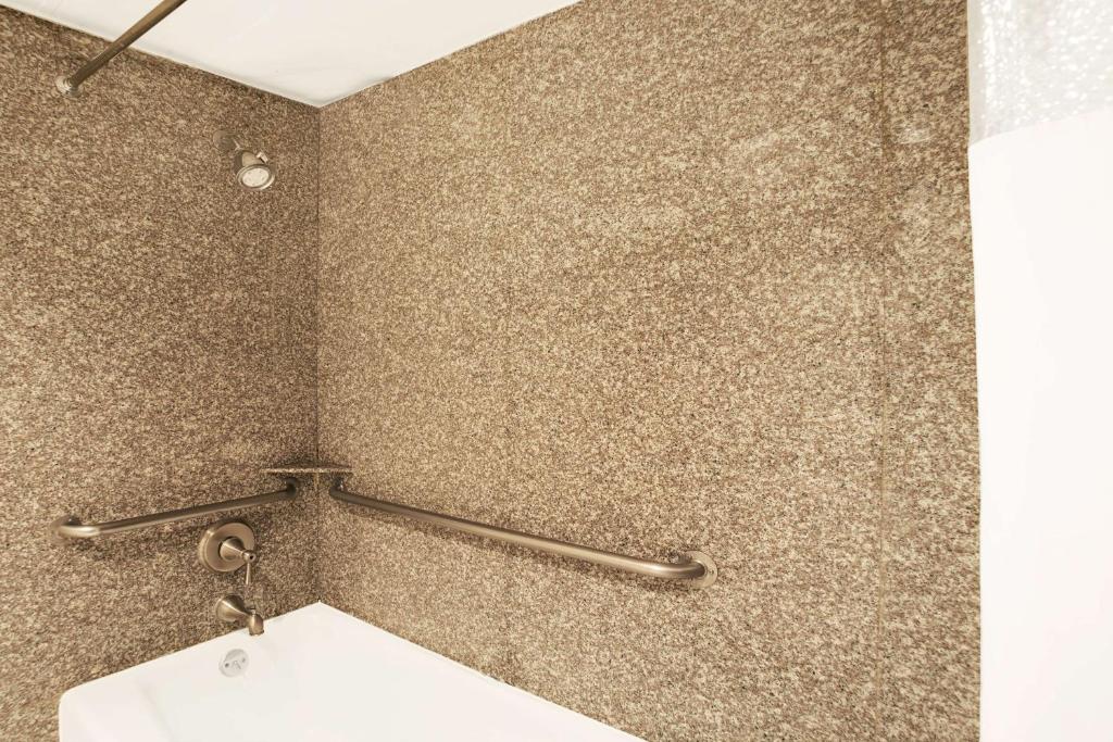 Ramada by Wyndham Pasadena - Deluxe King Room - Non-Smoking