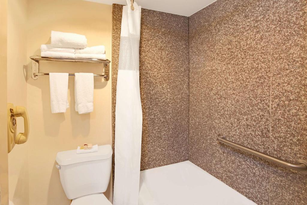 Ramada by Wyndham Pasadena - Queen Room - Non-Smoking