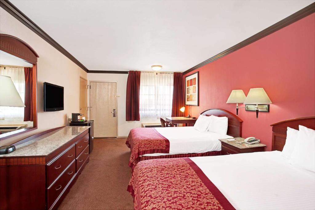 Ramada by Wyndham Pasadena - 豪华大号床间 - 带两张大号床 - 禁烟