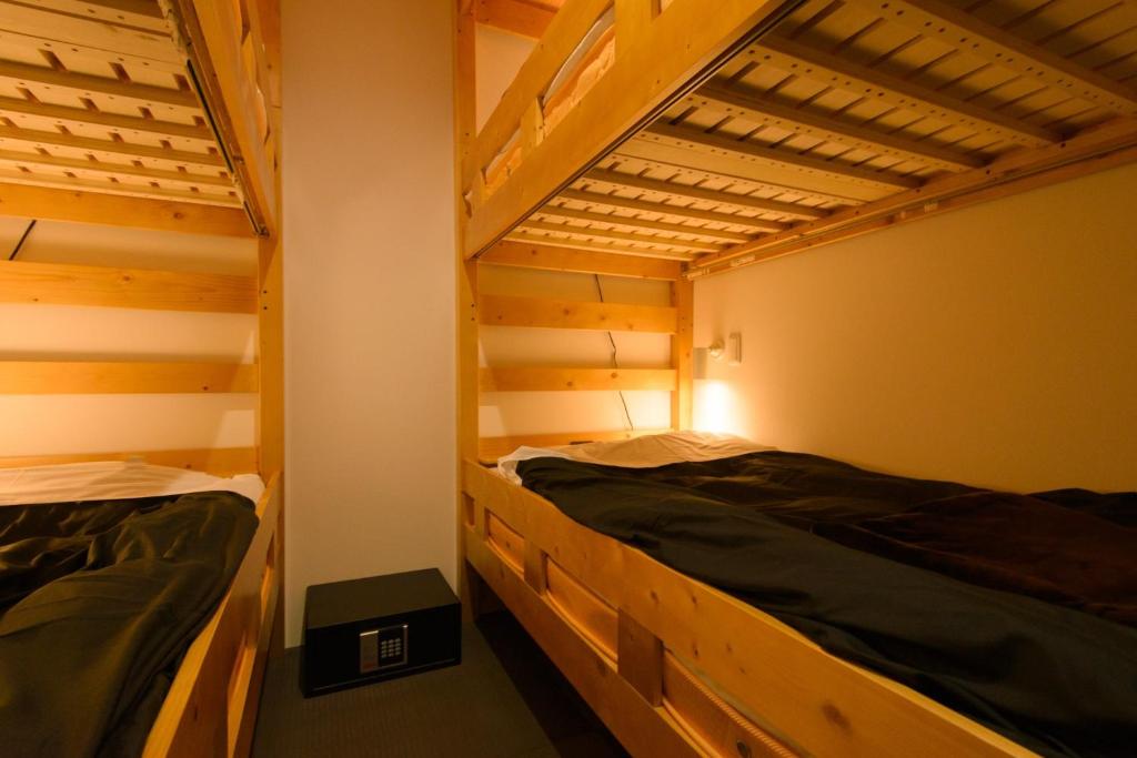 una camera con due letti a castello in una stanza di Guest house Kintoto - Vacation STAY 9780 a Kanazawa