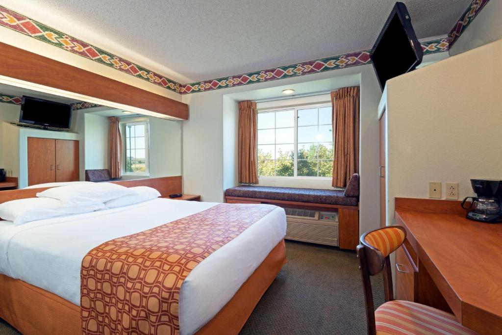 Microtel Inn and Suites Pueblo - Queen Studio Suite - Disability Access/Non-Smoking